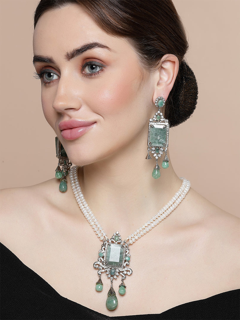 Akshata Pendant Set