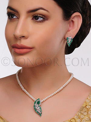 Jalpa Green jade and stringing in fresh water pearls Pendant Set